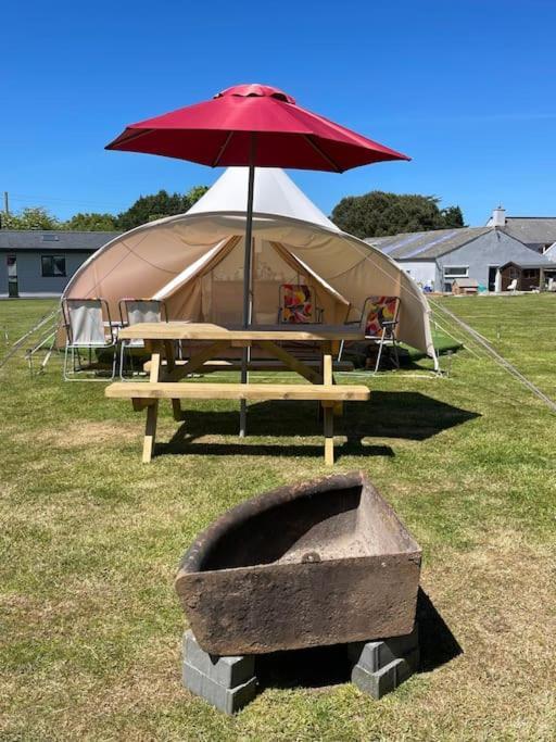 Отель Cox Hill Glamping Badger Труро Экстерьер фото